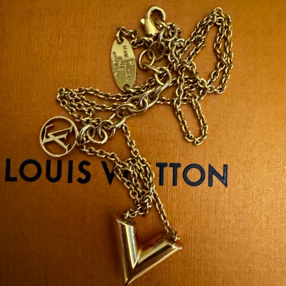LV essential V necklace - Picture 1 of 2